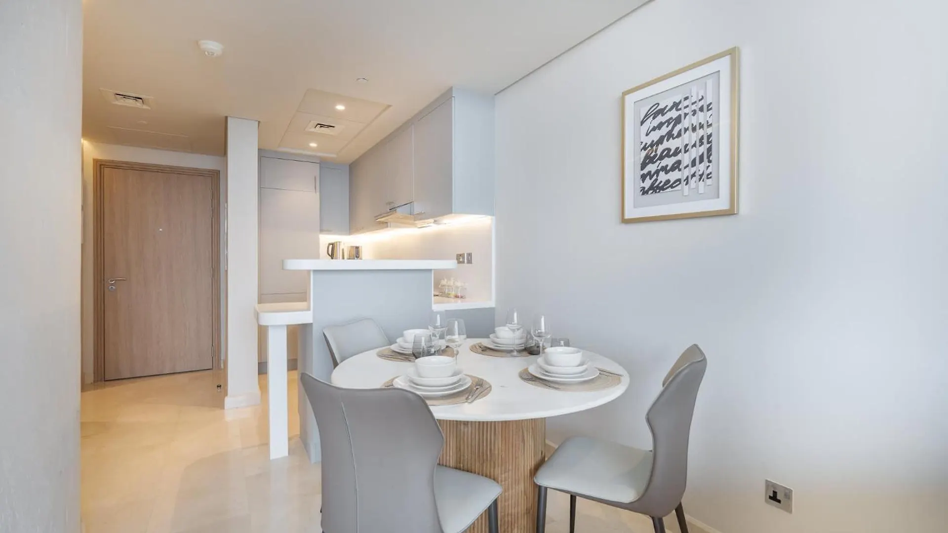 Stylish Studio Apartment With Impressive Decor And Furniture At Sky Garden! Dubaj