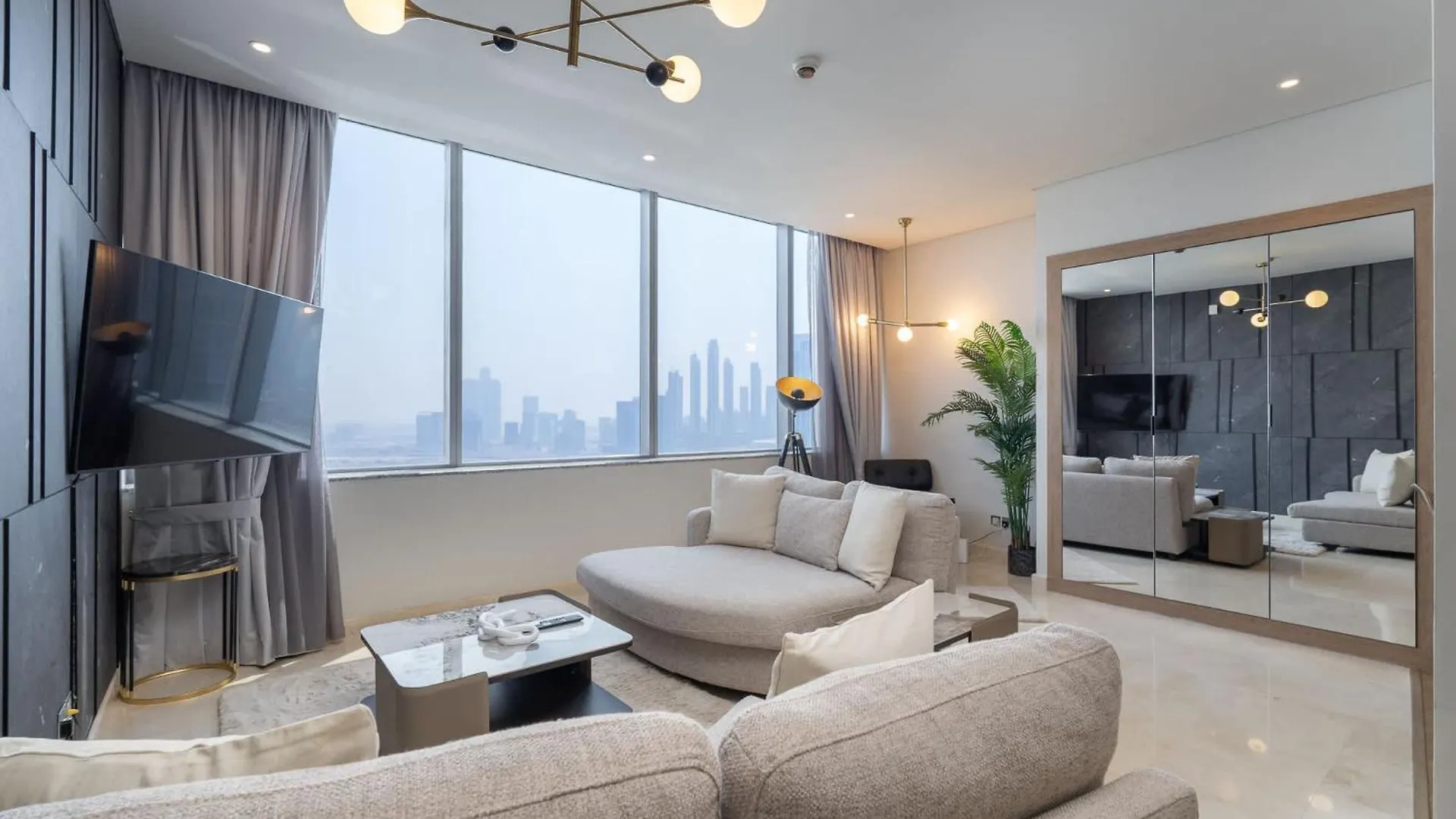 Stylish Studio Apartment With Impressive Decor And Furniture At Sky Garden! Dubaj